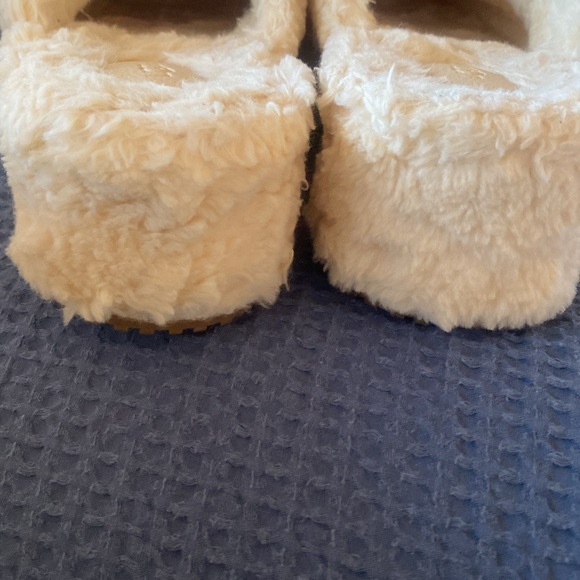 UGG NEW 2” Platform Closed Toe Faux Fur Slippers Size 9 - Picture 7 of 16